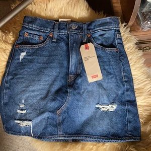 Women’s size 0 W 25  Levi’s jean skirt.